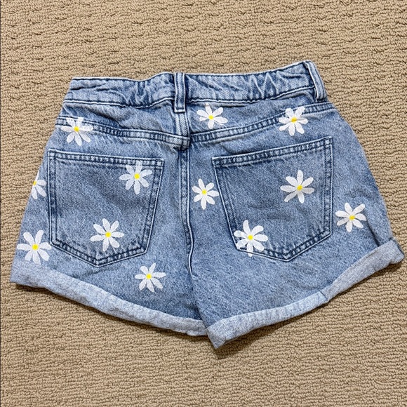 PacSun Mom Jean Blue Jean Shorts with Daisy Design.  Size 25”. - Picture 3 of 11